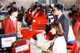 Giao dịch tại HDBank. (Ảnh: CTV)