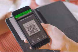 Sự tiện lợi khi thanh toán bằng mã QR của Vietcombank. (Ảnh: CTV/Vietnam+)
