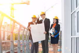 Cán bộ Sacombank làm việc với các doanh nghiệp. (Ảnh: CTV