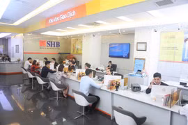 Giao dịch tại SHB. (Ảnh: CTV/Vietnam+)