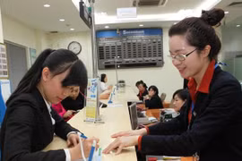 Giao dịch tại Sacombank. (Nguồn: TTXVN)