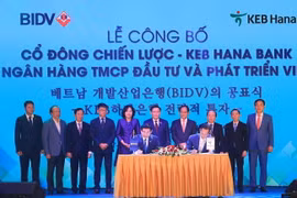 Lãnh đạo 2 bên tham gia ký kết. (Nguồn: BIDV)