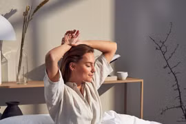 Phải làm sao với gương mặt sưng húp mỗi buổi sáng khi thức dậy?