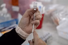 Liều tăng cường vaccine COVID-19 thể lưỡng trị giúp giảm ca nhập viện