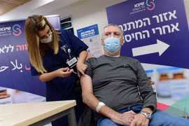 Mũi vaccine thứ 4 có thể giảm 75% nguy cơ tử vong ở người trên 60 tuổi