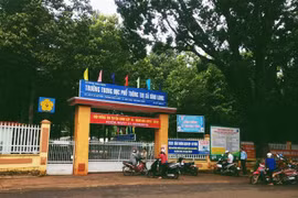 Xác minh vụ nam sinh lớp 12 bị đánh hội đồng trước cổng trường