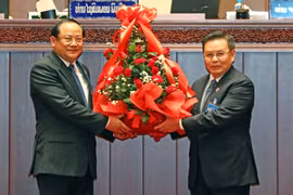Ông Sonexay Siphandone được bầu là Thủ tướng Chính phủ Lào