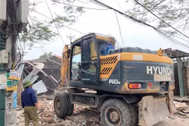Hà Nội cưỡng chế giải tỏa mặt bằng nhiều hộ dân tại phường Long Biên