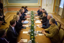 Tổng thống Ukraine Volodymyr Zelensky (thứ ba, phải), Ngoại trưởng Mỹ Antony Blinken (thứ tư, trái) và Ngoại trưởng Anh David Lammy (thứ năm, trái) tại cuộc họp ở Kiev ngày 11/9/2024. (Ảnh: AA/TTXVN)