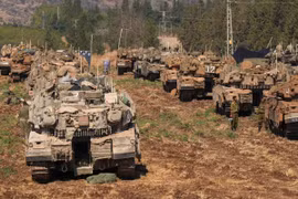 Xe quân sự Israel được triển khai gần biên giới với Liban ngày 27/9/2024. (Ảnh: THX/TTXVN)