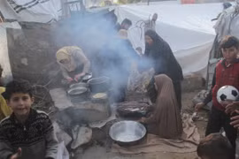Người dân trú tại khu lều tạm ở Gaza sau khi phải rời bỏ nhà cửa tránh xung đột. (Ảnh: THX/TTXVN)