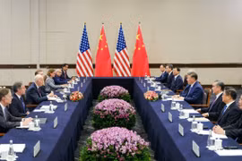Chủ tịch Trung Quốc Tập Cận Bình và Tổng thống Mỹ Joe Biden tại cuộc gặp ở Lima (Peru), ngày 16/11/2024. (Ảnh: THX/TTXVN)