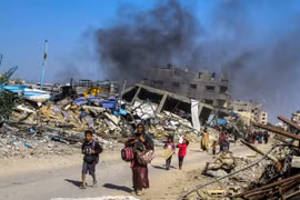 Người dân sơ tán tránh xung đột tại thành phố Gaza, ngày 5/11/2024. (Ảnh: THX/TTXVN)