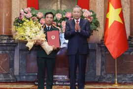Tổng Bí thư, Chủ tịch nước Tô Lâm trao Quyết định thăng quân hàm Thượng tướng đối với Phó Tổng Tham mưu trưởng Quân đội nhân dân Việt Nam Nguyễn Doãn Anh, chiều 20/10/2024. (Ảnh: Lâm Khánh/TTXVN)
