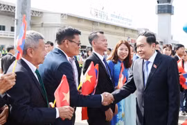 Lễ đón Chủ tịch Quốc hội Trần Thanh Mẫn tại Sân bay quốc tế Wattay, Thủ đô Vientiane. (Ảnh: Thống Nhất/TTXVN)
