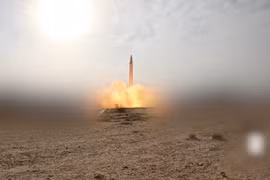 Một tên lửa siêu vượt âm do lực lượng Houthi phóng từ Yemen. (Ảnh: THX/TTXVN)
