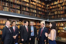 Chủ tịch nước Lương Cường, Chủ tịch Thượng viện Chile José García Ruminot và các đại biểu thăm Trụ sở Quốc hội Chile. (Ảnh: Lâm Khánh/TTXVN)