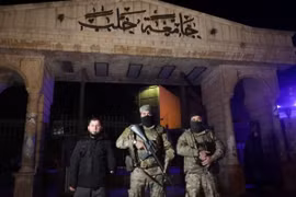 Các tay súng phiến quân Syria chiếm giữ thành phố Alleppo, ngày 30/11/2024. (Ảnh: Reuters/TTXVN)