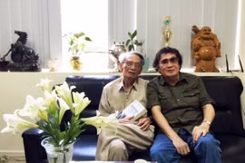 Nhà văn-nhà báo Trần Mai Hạnh (phải) và nhà báo Đỗ Phượng. (Ảnh: CTV)