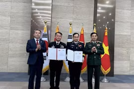 Bộ trưởng Bộ Quốc phòng Phan Văn Giang và Bộ trưởng Bộ Quốc phòng Hàn Quốc Lee Jong-sup chứng kiến Hải quân hai nước trao văn bản Điều khoản tham chiếu Tham vấn Hải quân Việt Nam-Hàn Quốc. (Ảnh: Khánh Vân, Đức Hưng/TTXVN)