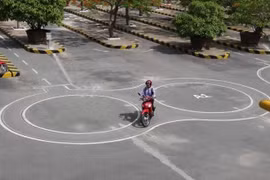 Hỗ trợ sinh viên Lào, Campuchia tại TP.HCM thi sát hạch lái xe môtô