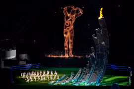 Ngọn đuốc ASIAD 19 tắt sau khi người khổng lồ kỹ thuật số và các bé gái tạo biểu tượng trái tim trong lễ bế mạc. (Ảnh: THX/TTXVN)