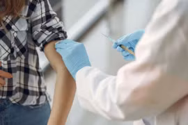 Tiêm chủng vaccine ngừa COVID-19. (Nguồn: mobihealthnews)
