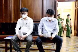 Hai bị cáo Nguyễn Văn Tùng (trái) và Nguyễn Quốc Tuấn tại phiên tòa sáng 5/4. (Ảnh: Thành Chung/TTXVN)