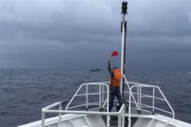 Vùng 4 Hải quân cứu hộ thành công tàu cá gặp nạn trên biển Trường Sa