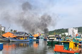 Tàu đánh bắt hải sản của ngư dân bốc cháy dữ dội, thiệt hại 1 tỷ đồng