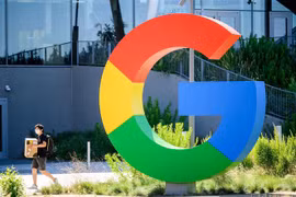 Biểu tượng Google tại trụ sở ở Mountain View, California, Mỹ. (Ảnh: AFP/TTXVN)
