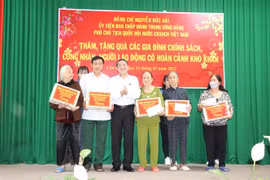 Phó Chủ tịch Quốc hội chúc Tết cán bộ, chiến sỹ, nhân dân Côn Đảo