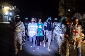 Hình ảnh chụp qua video cho thấy các tay súng Hamas trao trả con tin Thái Lan cho Ủy ban Chữ thập Đỏ Quốc tế tại Dải Gaza, ngày 26/11. (Ảnh: AFP/TTXVN)