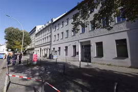 Cảnh sát gác phía trước giáo đường Do Thái tại thủ đô Berlin, Đức, sau vụ ném bom xăng, ngày 18/10. (Ảnh: AFP/TTXVN)