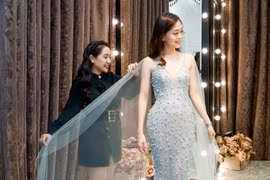 Phương Nga thử đồ trước ngày lên đường dự thi.