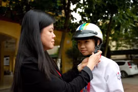Đội mũ bảo hiểm cho trẻ quan trọng không kém vắcxin tiêm chủng