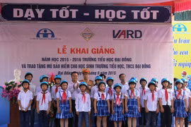 Trao tặng mũ bảo hiểm đạt chuẩn cho học sinh trường Tiểu học cơ sở Đại Đồng. (Ảnh: Việt Hùng/Vietnam+)