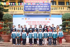 Trao tặng mũ bảo hiểm cho các em học sinh tiểu học cơ sở Liên Ninh. (Ảnh: AIP cung cấp)