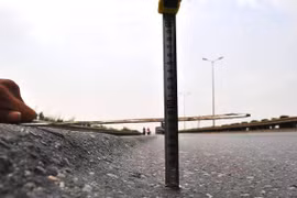 Nhiều tuyến Quốc lộ bị lún nền đường in hằn vệt bánh xe. (Ảnh: Việt Hùng/Vietnam+)