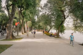 Không gian tràn ngập sắc xanh tại khu vực Hồ Hoàn Kiếm.(Ảnh: Minh Hiếu/Vietnam+)