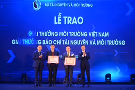 Nhà báo Lê Quốc Minh - Phó Tổng Giám đốc Thông tấn xã Việt Nam (thứ 2 bên trái) nhận giải Tập thể Giải báo chí tài nguyên và môi trường. (Ảnh: HV/Vietnam+)