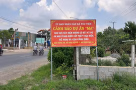 Biển cảnh báo của Ủy ban Nhân dân xã Tóc Tiên, thị xã Phú Mỹ, tỉnh Bà Rịa-Vũng Tàu về dự án ma. (Nguồn ảnh: TTXVN)