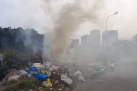 Tình trạng đốt rác thải ven đường thường xuyên xảy ra ở khu vực Kim Văn Kim Lũ, phường Đại Kim, quận Hoàng Mai, thành phố Hà Nội. (Ảnh: HV/Vietnam+)