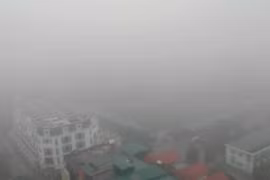 Sáng nay, 6/2, sương mù dày đặc bao phủ khắp thành phố Hà Nội. (Ảnh: Hùng Võ/Vietnam+)