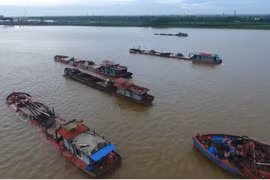 Hoạt động khai thác cát trên sông Hồng đoạn chảy qua địa bàn thành phố Hưng Yên. (Ảnh: PV/Vietnam+)