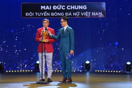 Huấn luyện viên Mai Đức Chung nhận giải Huấn luyện viên của năm tại Cúp Chiến thắng 2022. (Ảnh: CTV/Vietnam+)