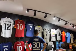 Căn phòng sưu tập áo đấu của cổ động viên Phạm Ngọc Quốc Cường tại Hà Nội. (Ảnh: NVCC) 