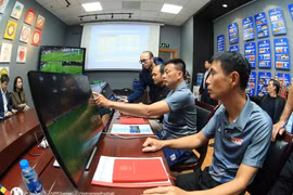 Trọng tài V-League làm với công nghệ mô phỏng trong quá trình tập huấn công nghệ VAR. (Ảnh: VFF) 
