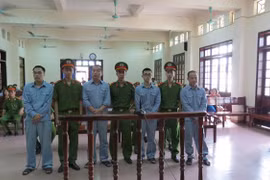 Xét xử 4 bị cáo Trung Quốc dùng thẻ tín dụng giả chiếm đoạt tiền