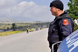 Cảnh sát Albania tại làng Lazarat. (Nguồn: AP)